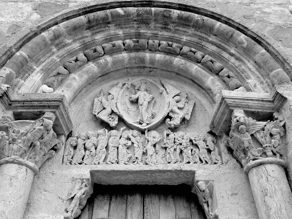 Tympanon an der Pfarrkirche "Saints Pierre et Paul"